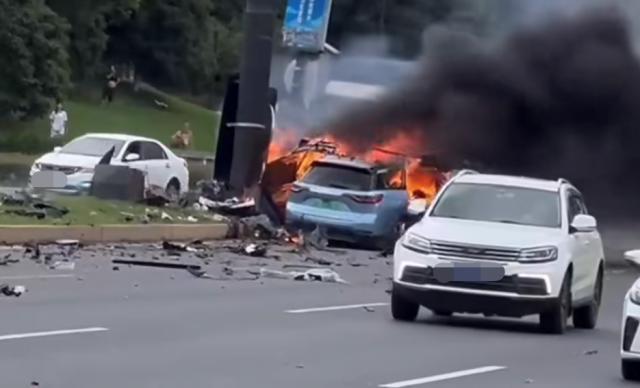 蔚来ES8发生撞击起火事故，车身严重变形，驾驶员即时丧生