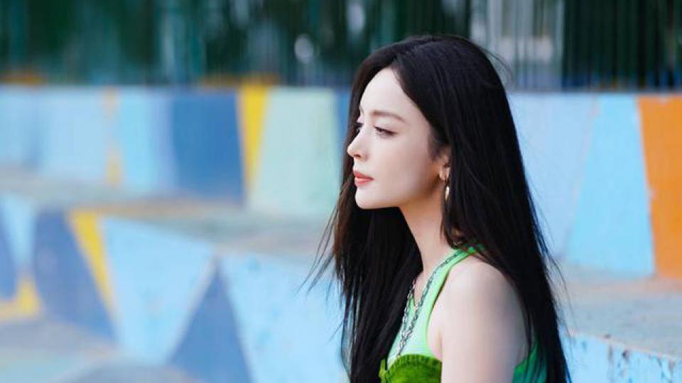 古力娜扎多巴胺造型清新元气 双手比耶露甜美笑容