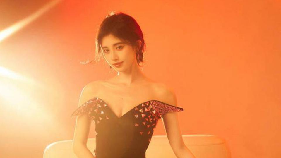 鞠婧祎穿红钻开叉黑裙 性感妩媚氛围感拉满