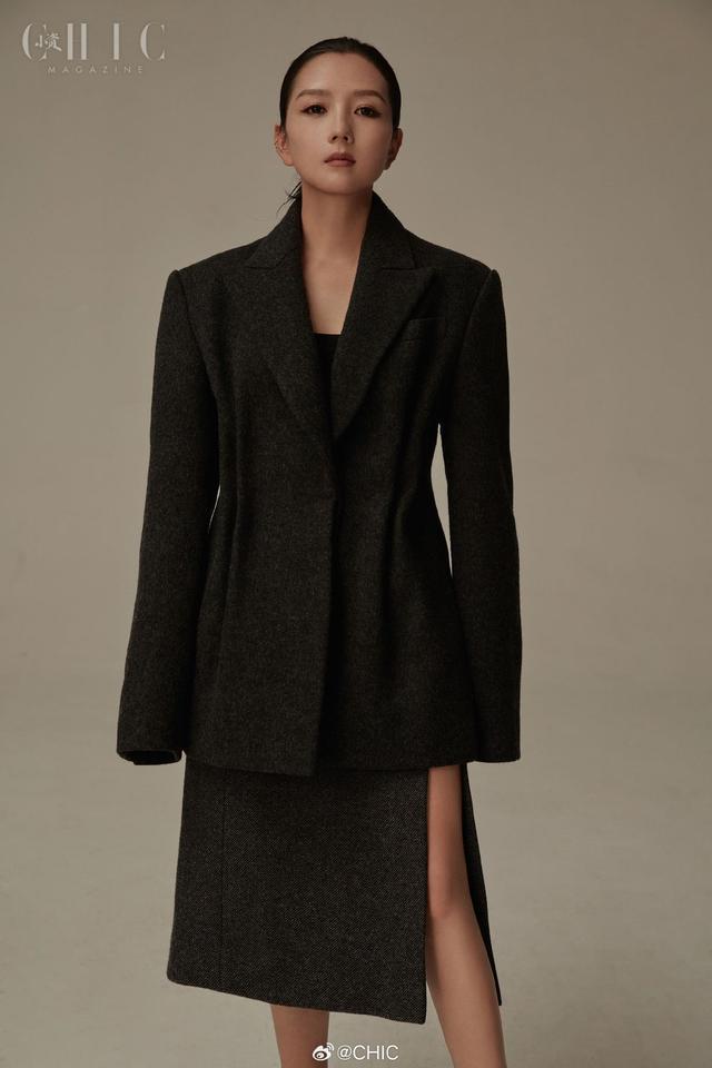 何洁一家五口拍大片 瘦身显著基因强大仨孩子都像妈