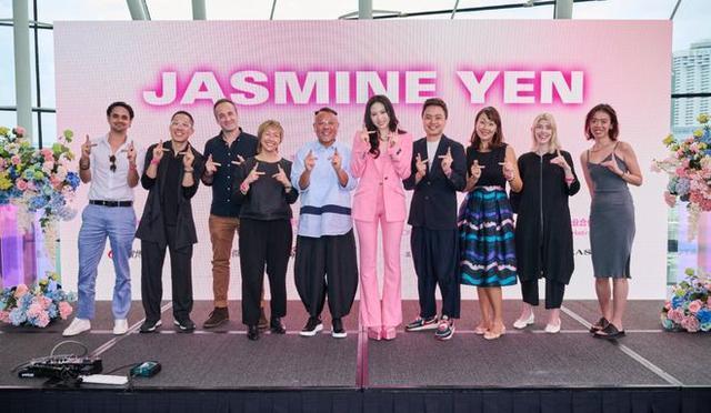 甄子丹女儿甄济如开出道发布会 百亿姨父现身支持排面足