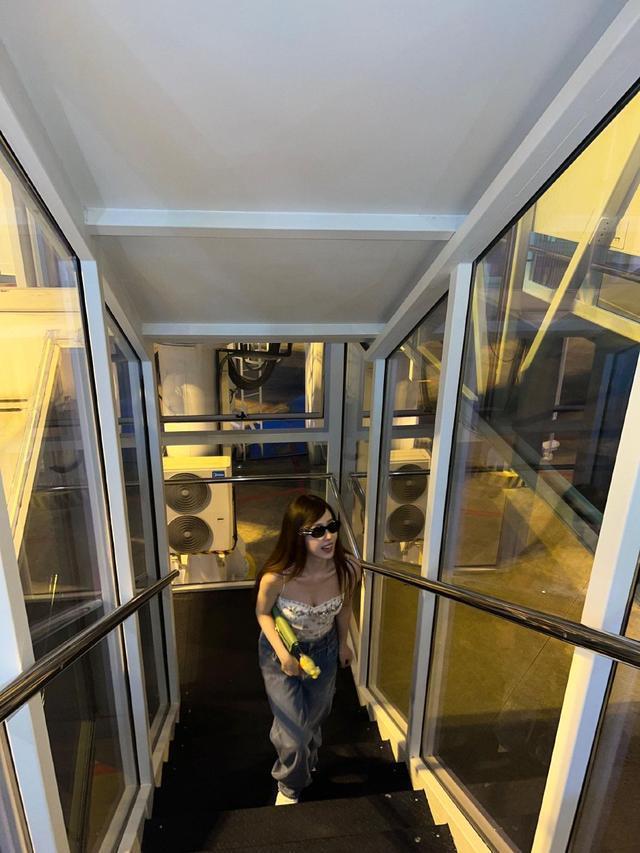 虞书欣透视碎花吊带扮成熟 带戴黑色小发卡可可爱爱