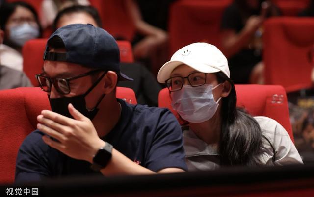 郑恺夫妇金世佳现身影院 苗苗戴墨镜紧靠老公