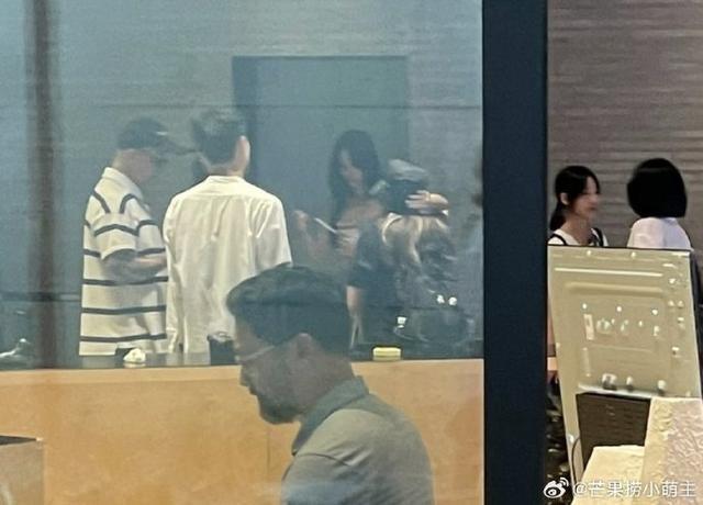 具俊晔陪小S一家游韩国被偶遇 三个女儿身材高挑