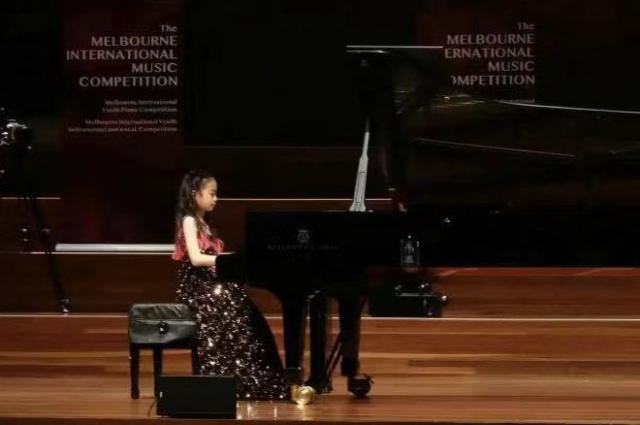 戚薇女儿现身墨尔本参加钢琴比赛，奢华礼服瞩目