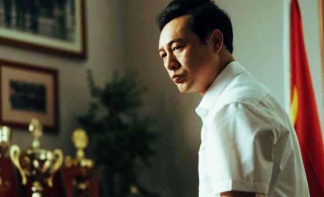 张颂文罕见黑脸烦到薅头发 被粉丝塞礼物拒绝无用