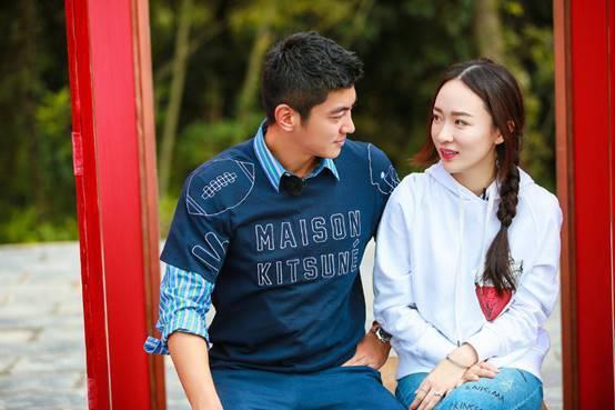 杜江夫妇甜蜜看展，霍思燕从背后抱住老公撒娇