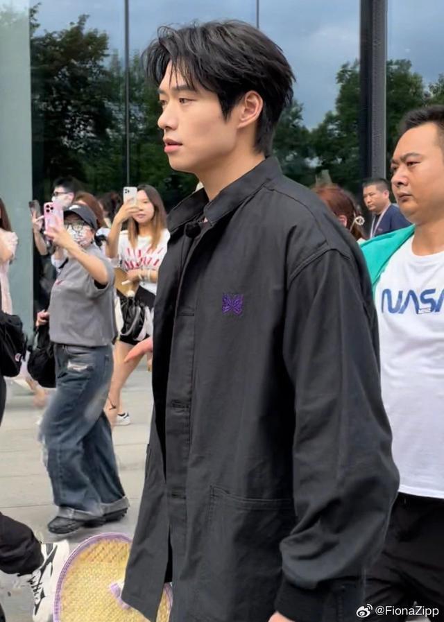 魏大勋《你好，星期六》生图路透 黑衬衫上还绣着蝴蝶