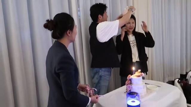 陆毅为老婆鲍蕾庆祝47岁生日 一家四口同框画面温馨