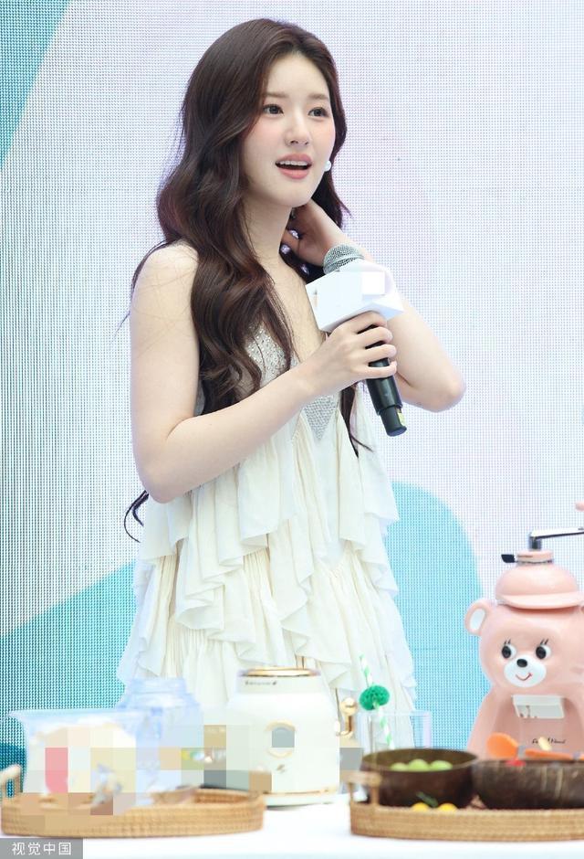 赵露思白色水钻流苏裙摇曳生姿 长腿纤细甜美可人