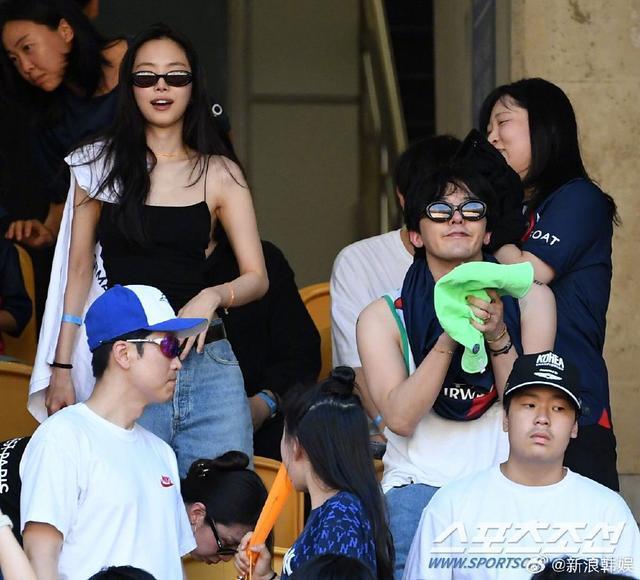 权志龙体育场观看球赛 素颜现身观众席胡茬隐现
