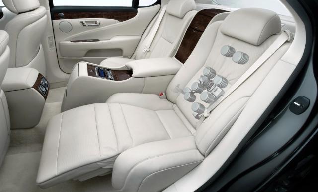 车企疯狂抢占汽车座椅市场？实际上，沙发厂商在上个世纪就已经开始了。