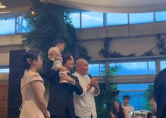 金贤重夫妇为儿子办周岁宴 高举小宝宝喜笑颜开