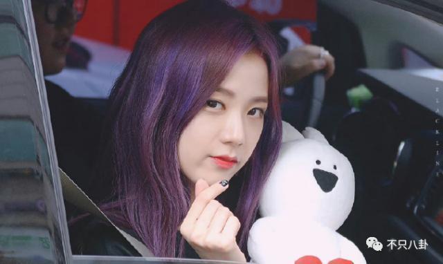 这么爽快就承认恋情了？之前真是一点风声都没有啊