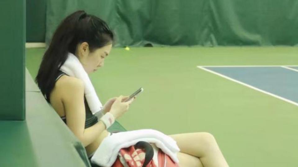 李咏21岁女儿法图麦越长越美，打网球肌肉线条吸睛，素颜皮肤白皙