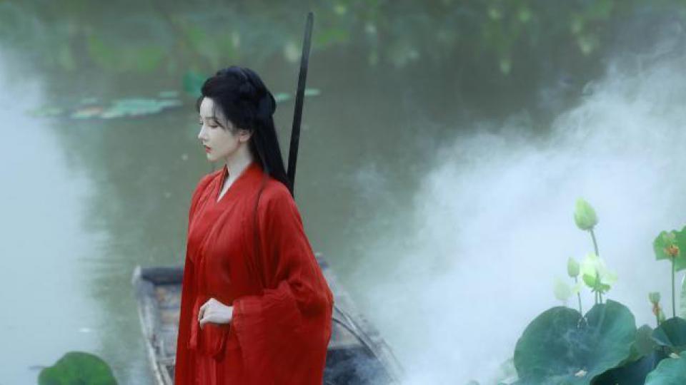 陈小纭古装造型曝光，一袭红衣，繁花似锦