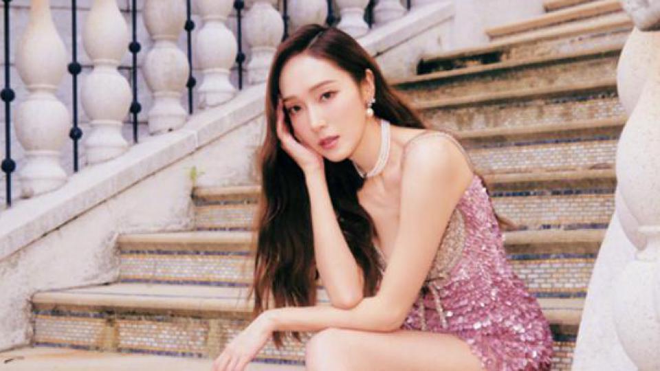 郑秀妍大片曝光，粉色吊带亮片短裙妩媚十足