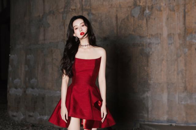 孟子义一袭红裙翩翩，美丽跃然光影之间