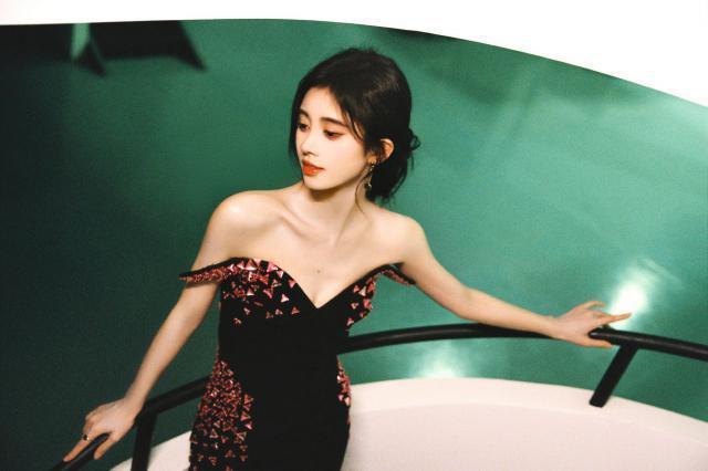 鞠婧祎穿黑色抹胸长裙，照亮每一个日与夜