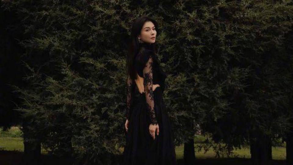 刘涛黑白蕾丝庄园大片曝光 露背裙展沙漏腰超迷人