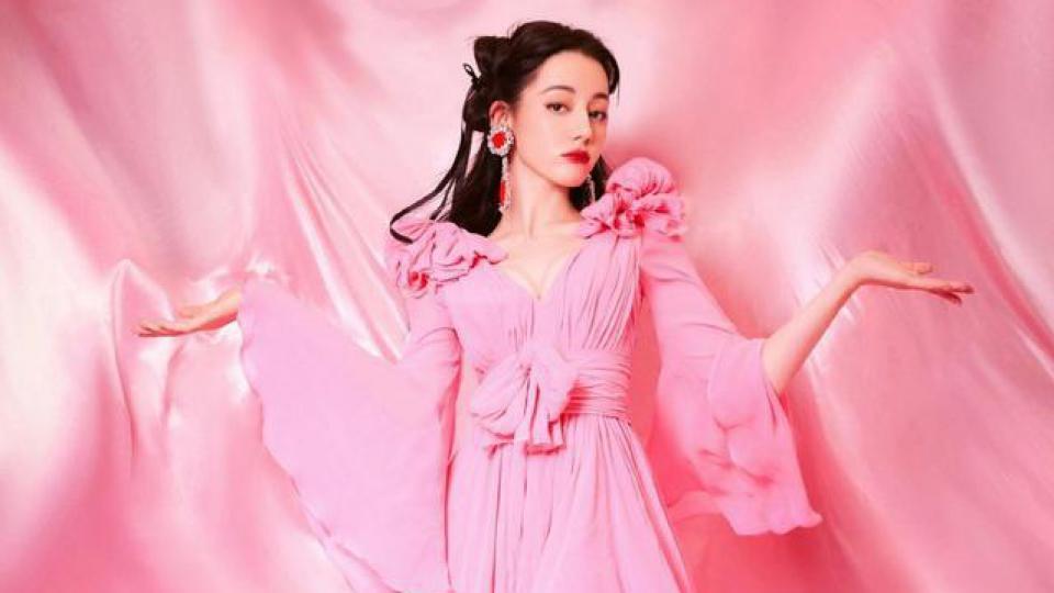 迪丽热巴粉红芭比可爱暴击 举手投足间洋溢活力与个性