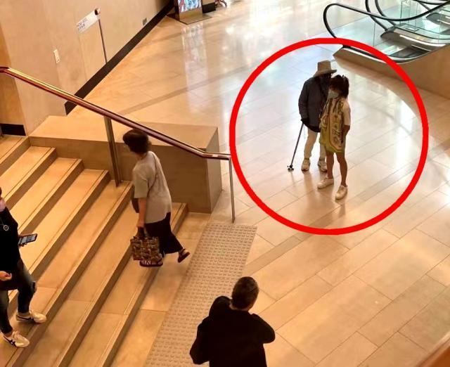 李玟离世后，86岁母亲首露面，消瘦10多斤，大热天穿厚衣服戴手套