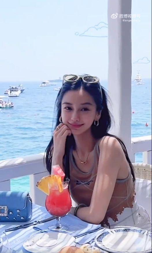 baby晒照清纯甜美似初恋，温柔飞吻引猜疑，手戴戒指亲自澄清