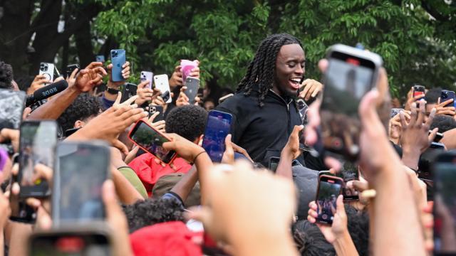 警方拘留了在纽约广场发放免费游戏机的Twitch 网红引发的骚乱