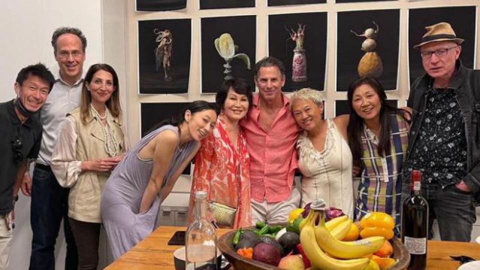 73岁靳羽西公开恋情，十指紧扣秀恩爱，男友高大帅气显年轻