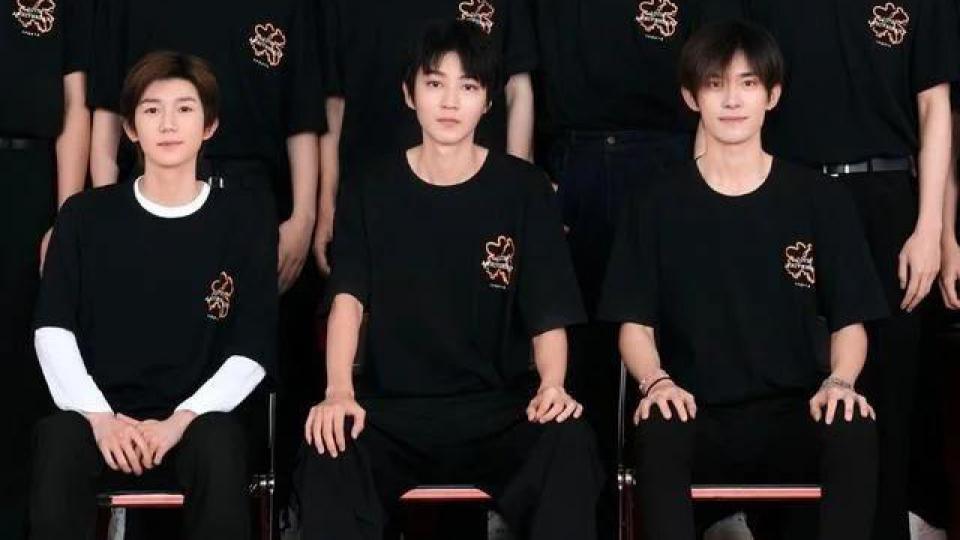 时代峰峻晒全家福，王俊凯稳坐C位