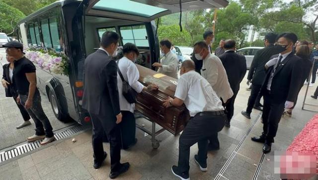 李玟丈夫现身火葬场险遭群殴，现场混乱3名保镖护驾，其眉头紧锁