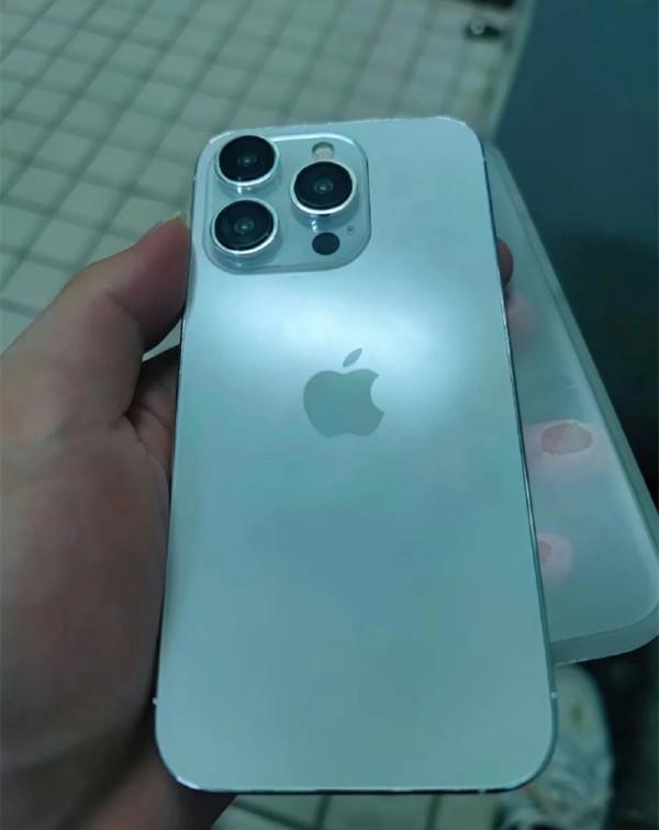 iPhone 15 Pro真机照片曝光！果然支持Type-C接口，静音键也有改动