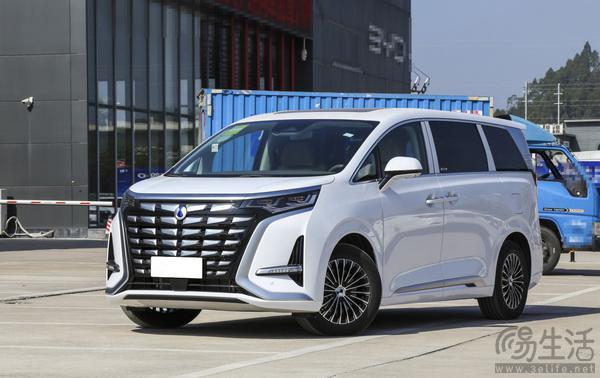 腾势D9 DM-i 965尊享型已正式上市，售价为34.98万元。