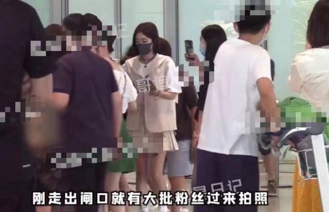 魏大勋与大10岁秦岚亲密回家！女方穿学生装似少女，戴钻戒引猜疑