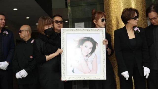 李玟去世一个月，二姐仍未公布尸检结果，老公Bruce已自证清白