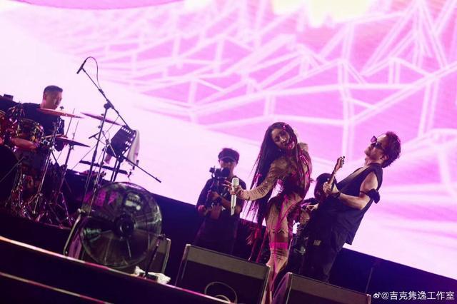 吉克隽逸赛博辣妹妆造时尚感满满 露脐秀马甲线令人羡慕