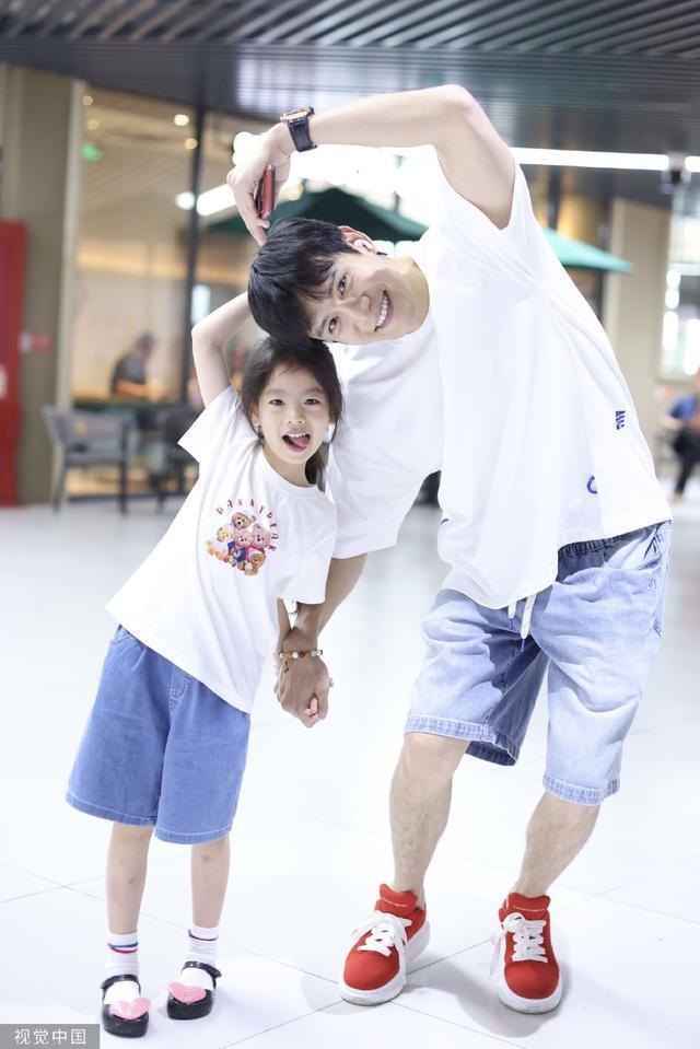 经超带女儿小年糕现身机场 对镜头比心可可爱爱