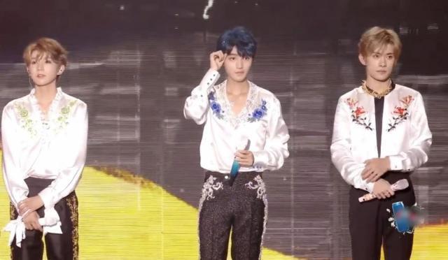 TFBOYS演唱会粉丝丧失理智，违反官方四大倡议，应援变闹剧