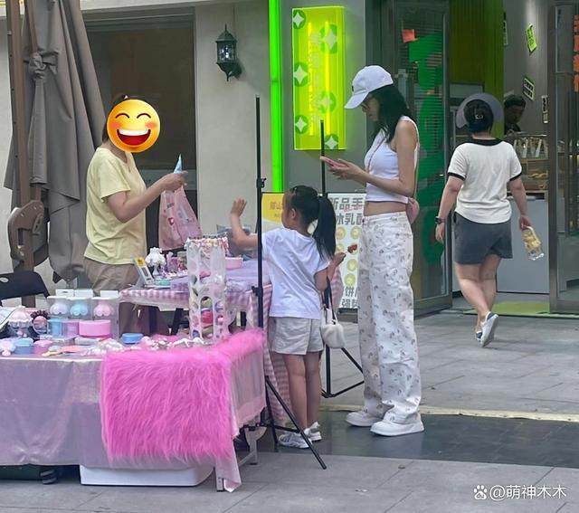 孙怡穿露脐装带娃逛街，女儿6岁已过母亲腰，颜值像董子健