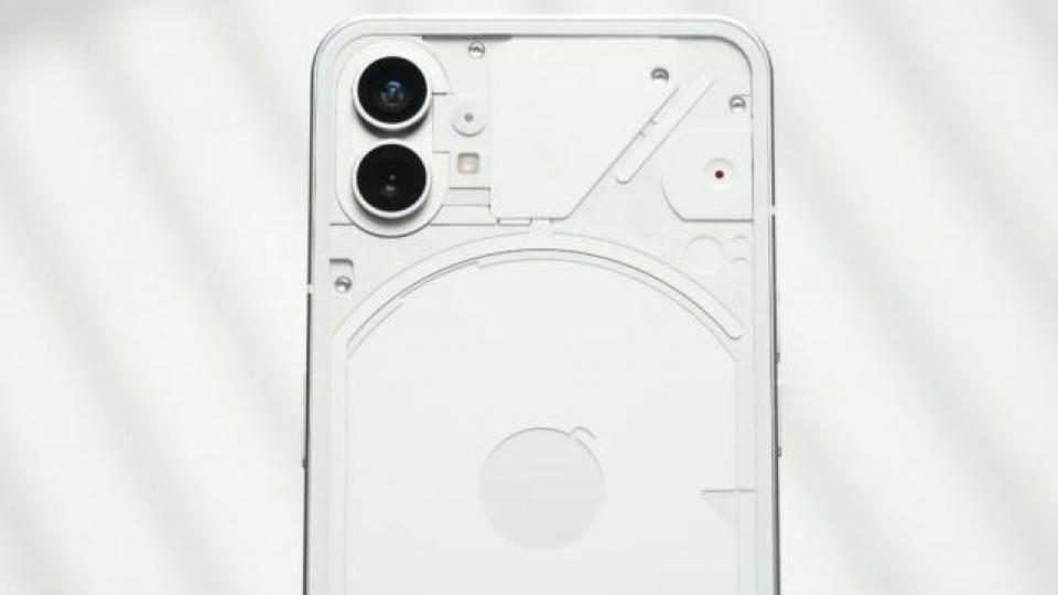 去年那款发光手机，这一年进化大变身