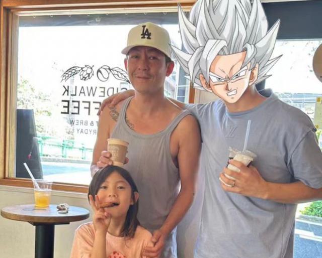 陈冠希带女儿逛街被偶遇：6岁Alaia大长腿好抢眼