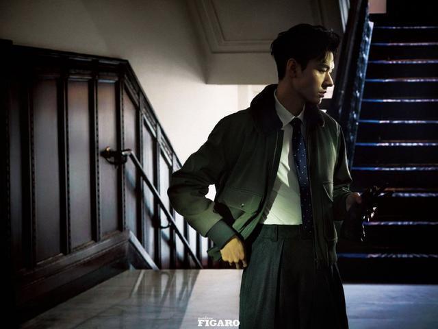 龚俊半解衣扣姿态撩人 最新大片化身民国贵公子