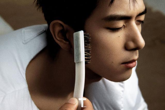 李现最新大片曝光 穿羽绒背心大秀肌肉