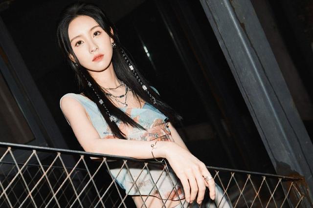 陈都灵热裤辣妹风穿搭时髦 头戴墨镜展现都市性感