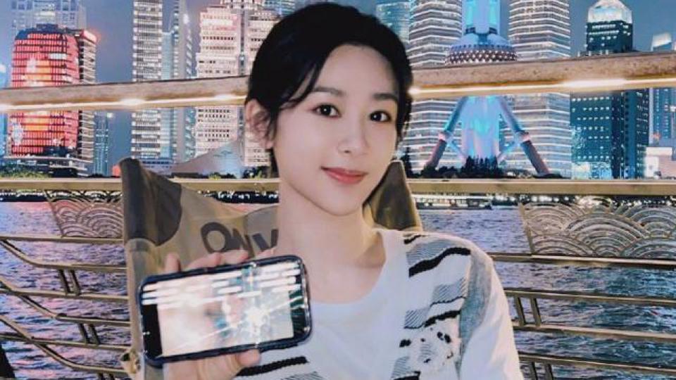 杨紫分享夏夜乘凉随拍 外滩追剧《长相思》惬意悠闲