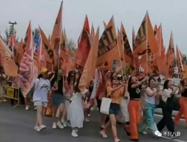 都说他们关系闹僵了？可昨天这个笑是怎么回事？