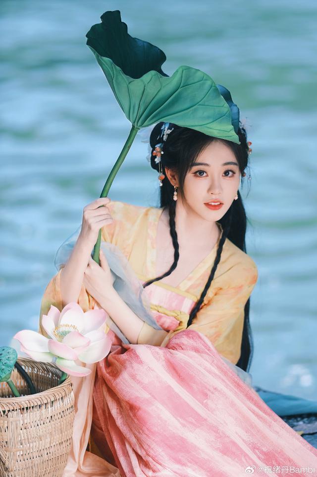 祝绪丹穿彩色古装娇艳动人 表情鬼马灵动