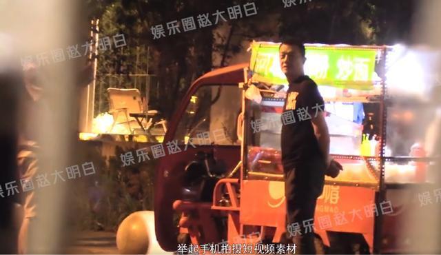 曝叶祖新带女友与李亚鹏聚餐 李亚鹏饭后在路边摊加餐
