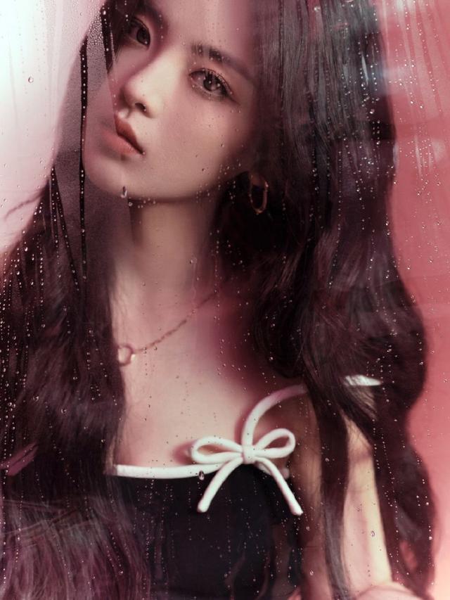 杨超越穿吊带小黑裙亮相 锁骨精致事业线抢镜