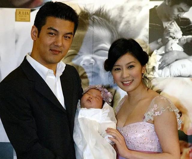 贾静雯大女儿晒与生父全家福 笑容满面和乐融融